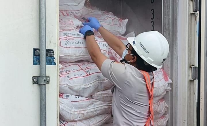 Jaga Keamanan Pangan Jelang Idulfitri, Karantina Papua Tolak 14 Ton Daging Ayam Tak Layak Konsumsi