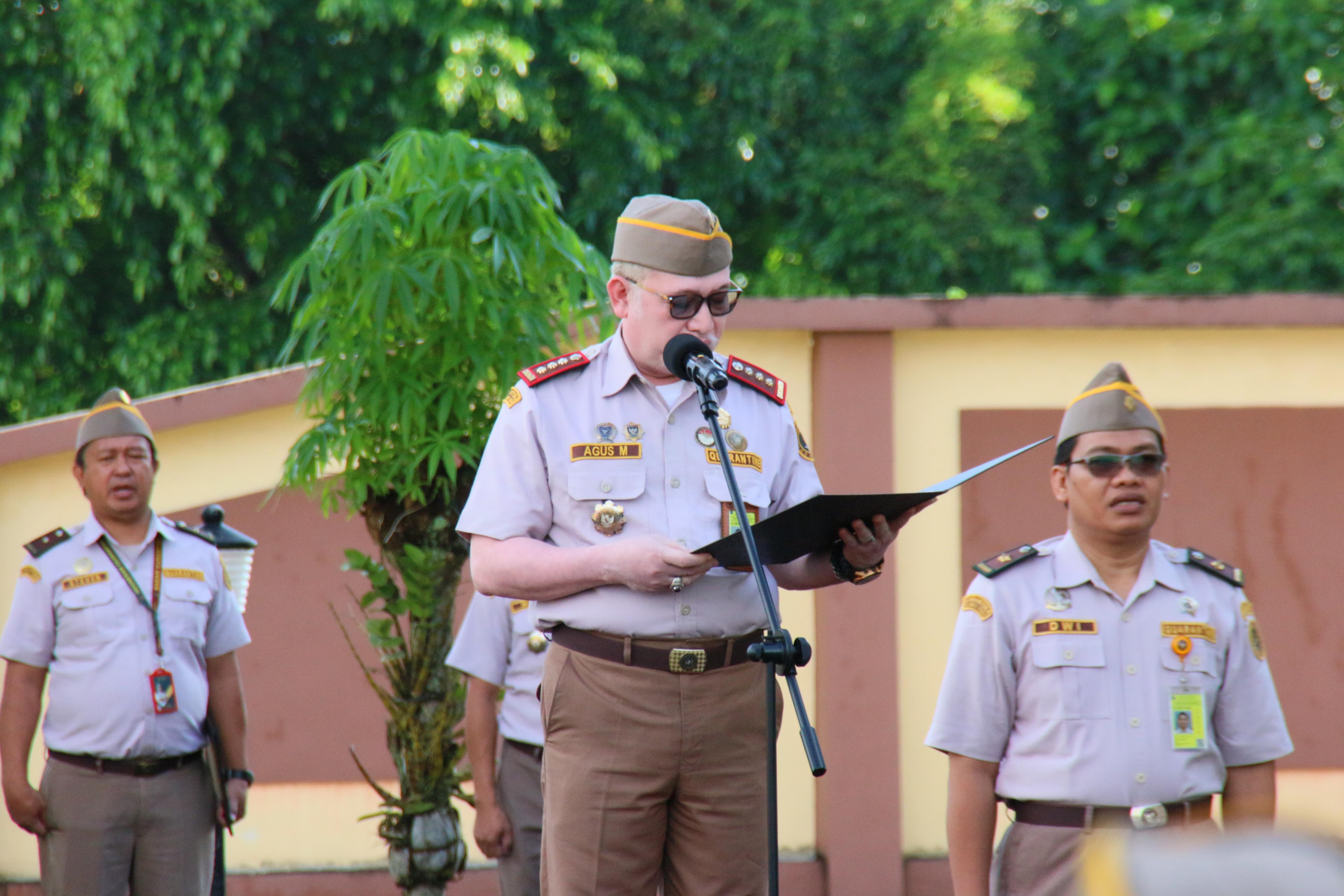 Aksi Pimpinan Karantina Sulut Jadi Petugas Apel, Contohkan Kedisiplinan dan Tanggung Jawab