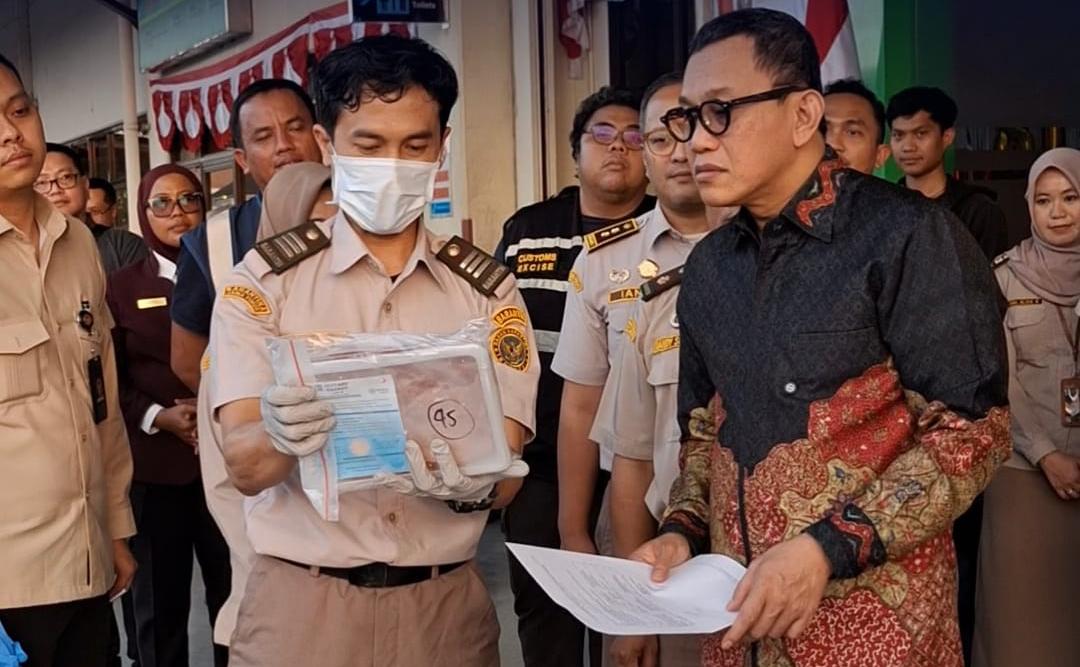 Karding Tinjau Layanan Karantina di Bandara Juanda, Pastikan Pengawasan Tak Hambat Arus Komoditas