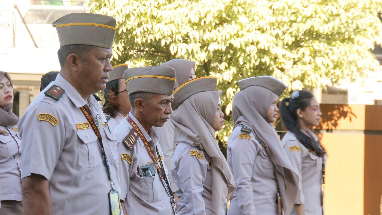 Pimpin Apel Pagi, Kasubag Umum Karantina Sulut Apresiasi Capaian Semester I dan Ajak Semarakan HUT RI 