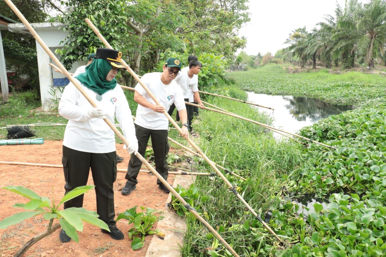 Kendalikan Spesies Invasif, Karantina Bengkulu Bersihkan Eceng Gondok di Sungai Kuala Alam