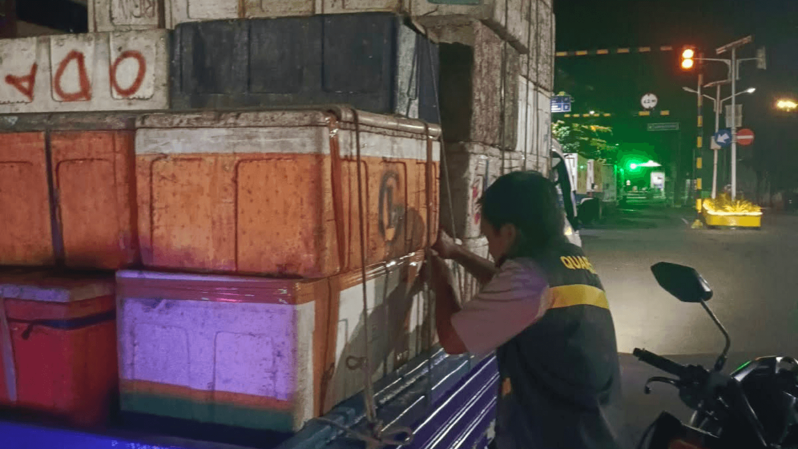 Dua Kali Penindakan, Balai Karantina Nusa Tenggara Barat Gagalkan Pengiriman 680 Kg Daging Ayam Tanpa Dokumen