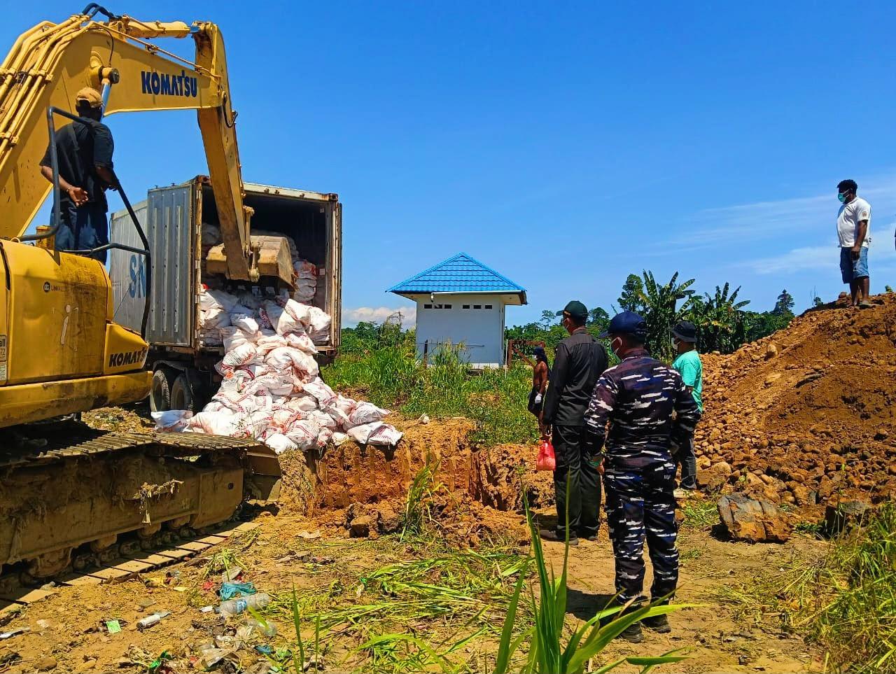 14,5 Ton Daging Ayam Busuk Dimusnahkan di Nabire, Barantin Cegah Produk Tak Layak Beredar