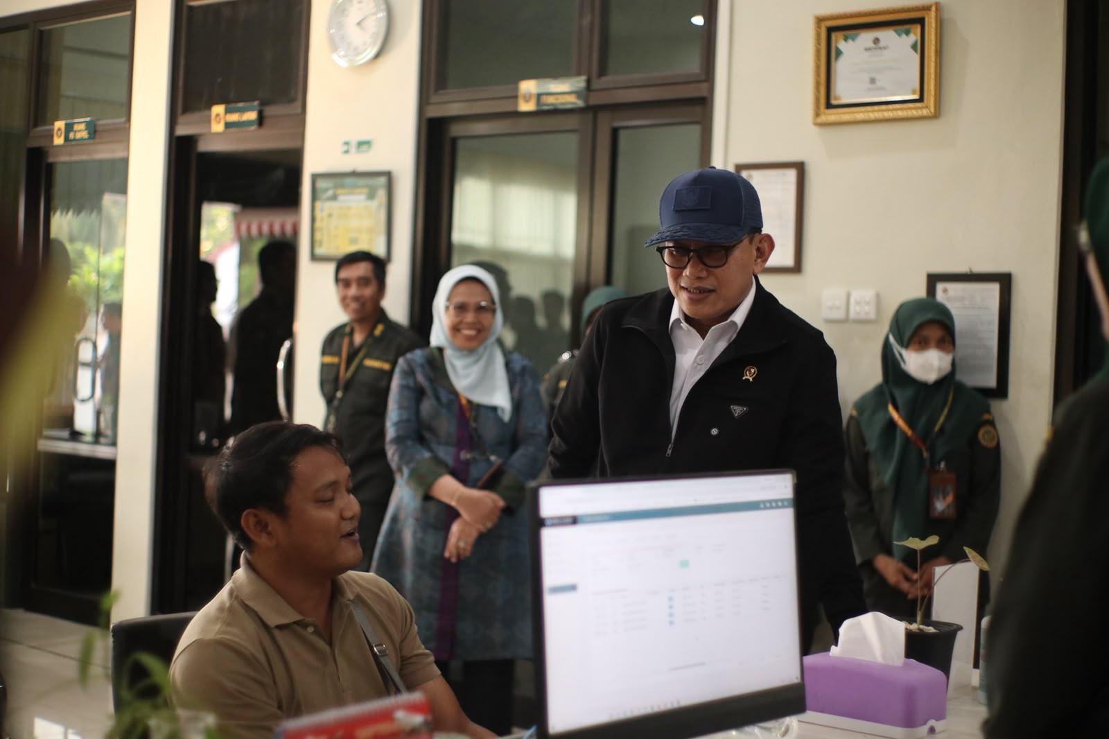 Tinjau Layanan Karantina di Bandara Depati Amir Babel, Karding: Harus Cepat Tanpa Kurangi Ketelitian