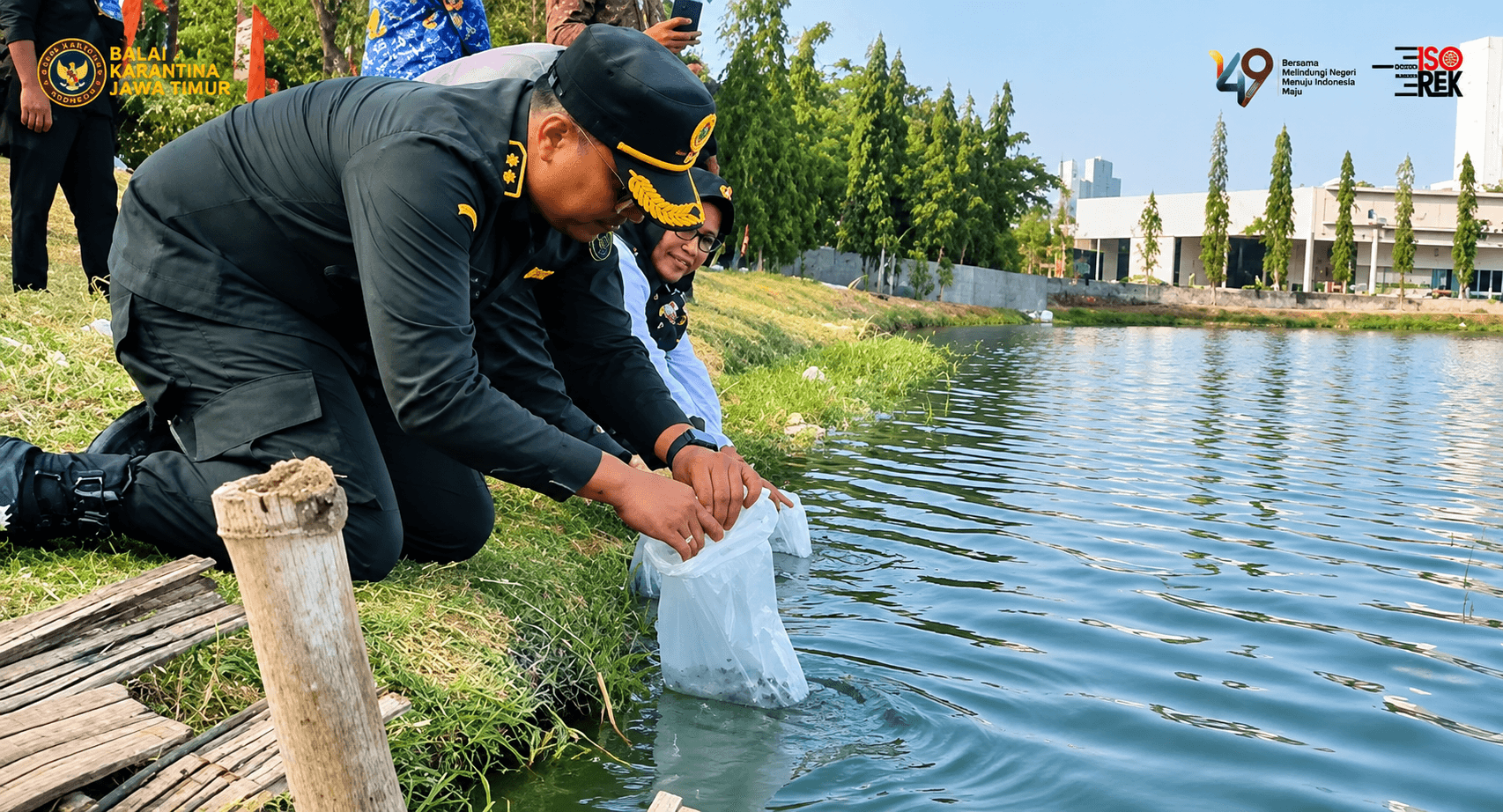 Balai Karantina Jawa Timur Restocking Benih Ikan di Danau Universitas Negeri Surabaya
